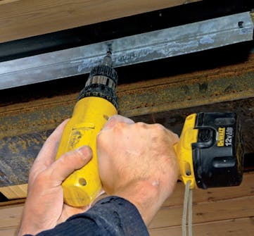 Kulmaprofiilit kiinnitetään kattoon Kulmaprofiilit kiinnitetään kattoon vanhan kantavan väliseinän kohdalle